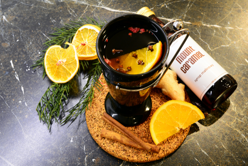 Herbata zimowa z sokiem malinowym, pomarańczami i rozmarynem
