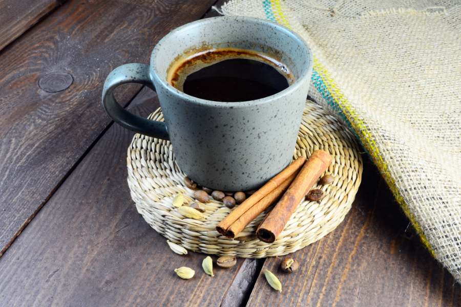Kawa z kardamonem mielonym  — smaczne połączenie