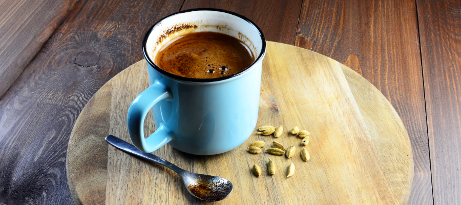 Aromatyczna i rozgrzewająca kawa z kardamonem