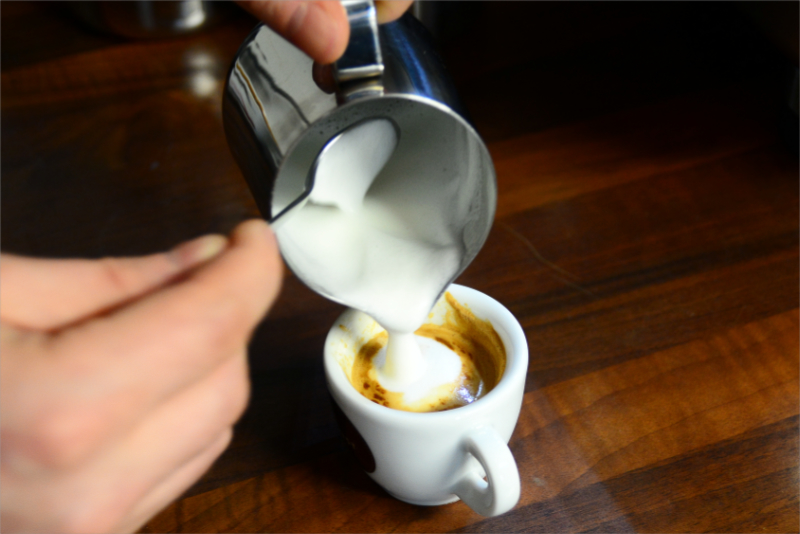 espresso macchiato jak je przygotować w domu