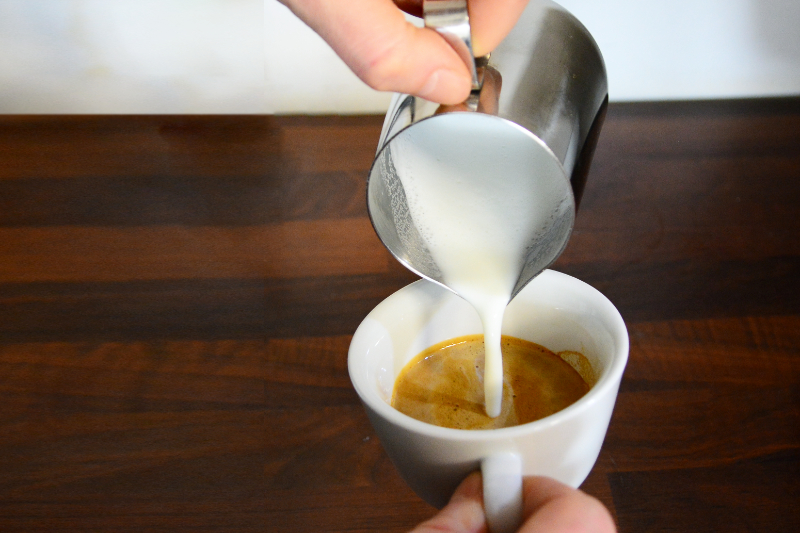 przygotowanie kawy z cynamonem