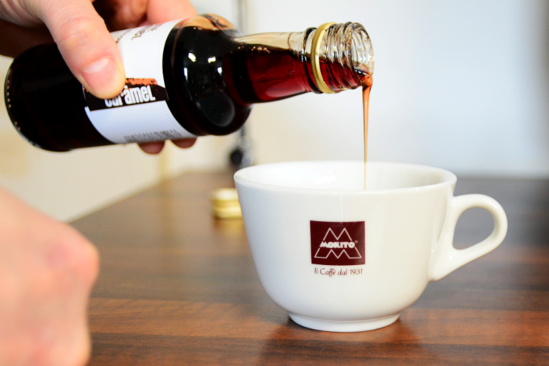 przygotowanie kawy z syropem cynamonowym Mount Caramel