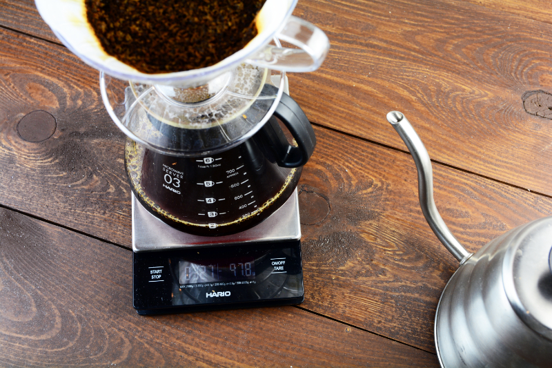 Waga Hario Metal Scale do alternatywnych metod parzenia kawy.