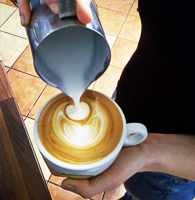 Latte art - jak zrobić mleczne wzory na kawie?